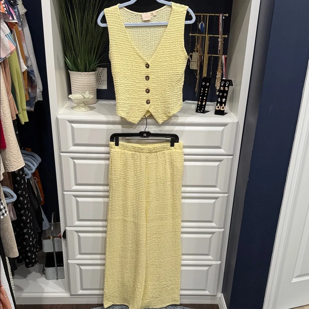 Yellow Textured Vest and Pants Set GLG Size Large Like New Good Condition - Picture 1 of 8